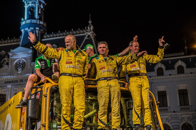 Frits van Eerd vergeet alle ellende op finishpodium: "Van boven tot onder olie"